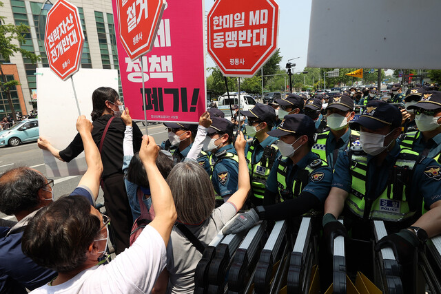 한-미 정상회담이 열리는 21일 오후 서울 용산구 미군기지 13번 게이트 건너편에서 평화와통일을여는사람들(평통사) 회원들이 한미일 미사일방어체계(MD) 동맹·쿼드 가입 반대 등을 촉구하고 있다. 연합뉴스