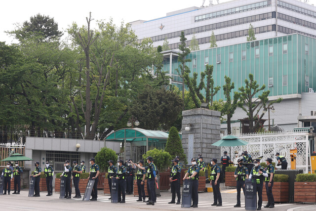 조 바이든 미국 대통령의 방한 이틀째인 21일 오전 서울 용산구 대통령 집무실 인근에 방한 환영·반대 집회를 대비해 경찰이 배치돼 있다. 연합뉴스