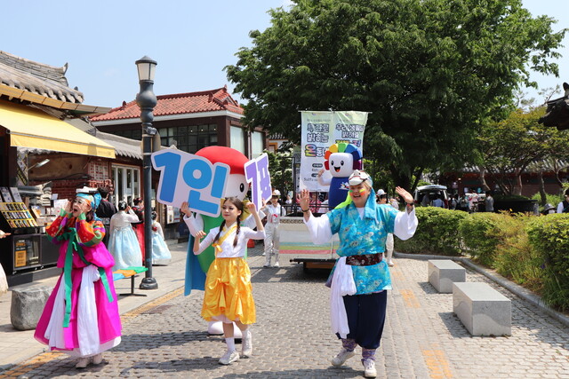 투표율을 높이기 위해 지난 21일 전주 한옥마을에서 ‘아름다운 선거 아트 공연 퍼레이드’가 열렸다. 전북도선관위 제공