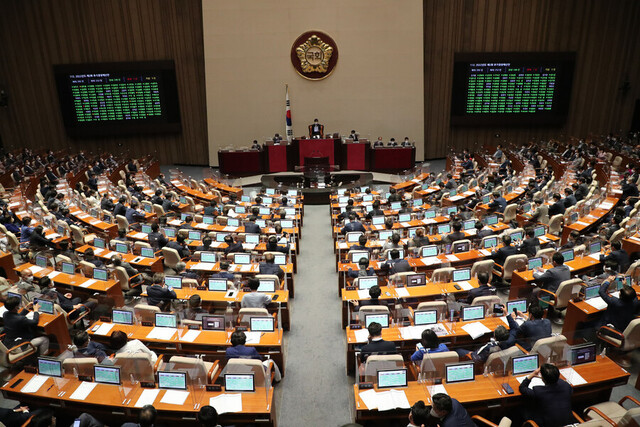 국회는 29일 서울 여의도 국회에서 본회의를 열어 소상공인·자영업자에 대한 코로나19 손실보전 등을 위한 39조원 규모의 추가경정예산안을 의결했다. 공동취재사진