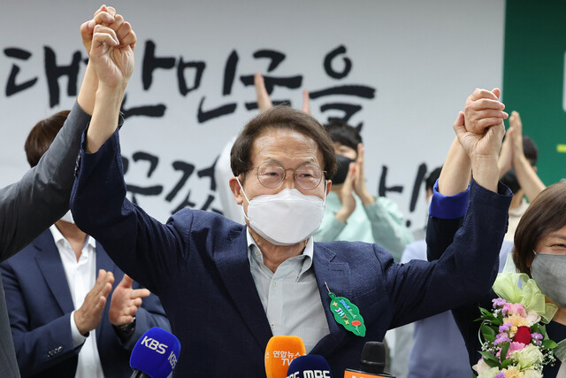 전국동시지방선거 서울교육감 선거에서 3선에 도전한 조희연 후보가 2일 새벽 서울 서대문구 후보자 사무실에서 당선이 확실시되자 지지자들의 축하를 받으며 기뻐하고 있다. 연합뉴스