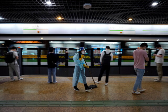 지난 2일 중국 상하이의 한 지하철역. 로이터 연합뉴스