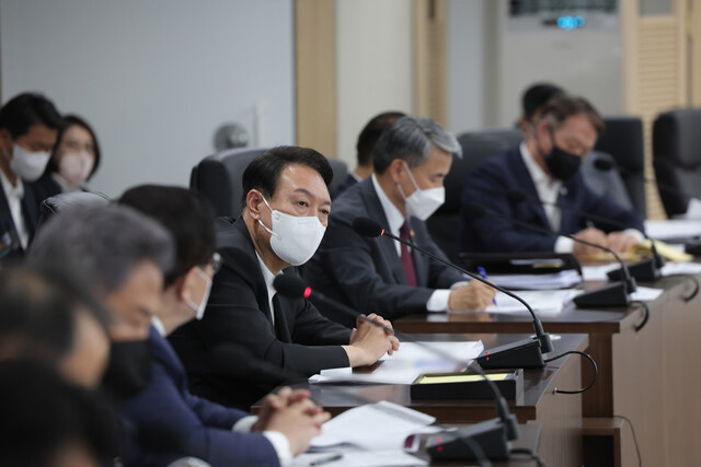 윤석열 대통령(가운데)이 5일 오전 서울 용산 대통령실 청사 지하에 자리한 국가위기관리센터에서 김성한 국가안보실장 주재로 열린 국가안보보장회의(NSC) 상임위원회 결과를 보고 받고 있다. 연합뉴스