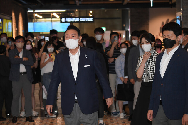 윤석열 대통령과 김건희 여사가 12일 오후 서울 성동구 메가박스 성수점에서 제75회 프랑스 칸국제영화제 수상작인 영화 &lt;브로커&gt;를 관람한 뒤 영화관을 나서고 있다. 대통령실사진기자단