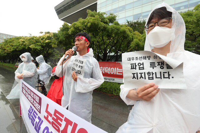 민주사회를 위한 변호사 모임과 다산인권센터 등 법률·인권단체 관계자들이 30일 오전 서울 여의도 산업은행 앞에서 연 대우조선 협력업체 하청노동자 파업 지지 기자회견에 참석한 김형수 금속노조 거제통영고성 조선하청지회장이 발언하고 있다. 김정효 기자 hyopd@hani.co.kr