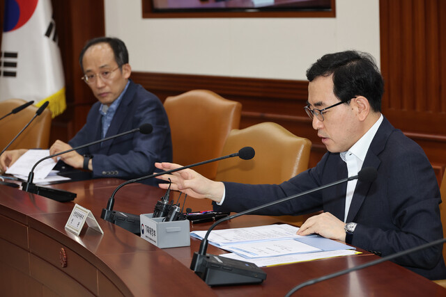 이창양 산업통상자원부 장관(오른쪽)이 3일 정부서울청사에서 추경호 부총리 겸 기재부 장관 주재로 열린 제3차 비상경제장관회의에서 발언하고 있다. 연합뉴스