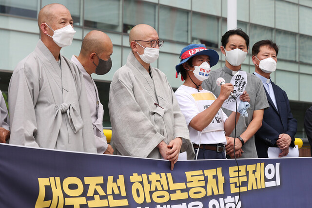 한국기독교교회협의회 정의평화위원회·천주교 서울대교구 노동사목위원회·대한불교조계종 사회노동위원회 관계자들이 19일 오후 서울 여의도 산업은행 본점 앞에서 대우조선 하청노동자 문제 해결에 정부가 책임 있는 자세로 나설 것을 촉구하고 있다. 연합뉴스