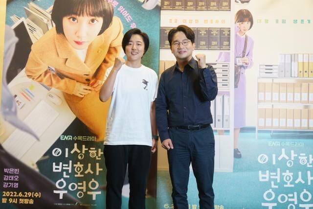 유인식 피디(오른쪽)와 문지원 작가가 26일 서울 상암동에 위치한 스탠포드 코리아에서는 이엔에이(ENA) 채널 &lt;이상한 변호사 우영우&gt; 기자간담회에 참석했다. ENA 제공