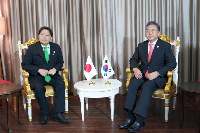 박진 외교장관(오른쪽)과 하야시 요시마사 일본 외무상이 지난 4일(현지시각) 오후 아세안(동남아시아국가연합) 관련 외교장관 회의가 진행 중인 캄보디아 수도 프놈펜에서 만나 양자 회담을 하고 있다. 외교부 제공