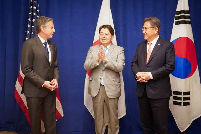 박진 외교장관(오른쪽)과 안토니 블링컨 미국 국무장관(왼쪽), 하야시 요시마사 일본 외상(가운데)은 22일(현지시각) 유엔총회 계기에 뉴욕 팰리스호텔에서 3자 회의 뒤 채택한 공동성명에서 “진지하고 지속적인 대화의 중요성을 강조하고 북한이 협상으로 복귀할 것”을 촉구했다. 외교부 제공