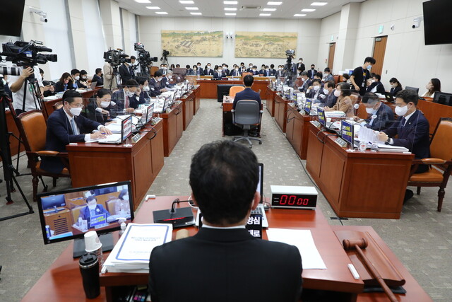 국감 첫날인 4일 국회에서 열린 교육위원회에서 교육부에 관한 국정감사가 열리고 있다. 공동취재사진