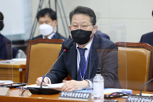 노대명 한국사회보장정보원장이 11일 오전 국회 보건복지위원회에서 열린 국민연금공단과 한국사회보장정보원에 대한 국정감사에서 의원질의에 답변하고 있다. 연합뉴스