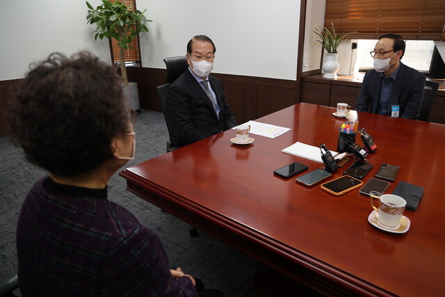 권영세 통일부 장관(가운데)는 21일 정부서울청사에서 북한에 억류된 김정욱씨 등의 가족을 만나 “정부가 할 수 있는 모든 수단을 다 동원해 최선의 노력을 다하겠다”고 밝혔다. 연합뉴스