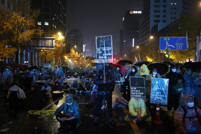 12일 저녁 서울 중구 숭례문 앞에서 열린 이태원참사 희생자 추모, 책임자 처벌을 촉구하는 시민촛불집회에서 참가자들이 촛불 화면을 켠 휴대전화를 들고 있다. 장대비가 내린 이날 집회에서는 촛불 대신 휴대전화 촛불이나 엘이디(LED) 초를 들었다. 백소아 기자 thanks@hani.co.kr