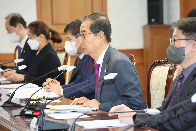 한덕수 국무총리가 25일 정부서울청사에서 열린 제524회 규제개혁위원회를 주재하고 있다. 연합뉴스