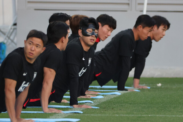 2022 카타르 월드컵 대한민국 축구대표팀의 손흥민 등 선수들이 26일(현지시각) 카타르 도하 알에글라 훈련장에서 가나와의 조별리그 2차전에 대비해 훈련하고 있다. 연합뉴스