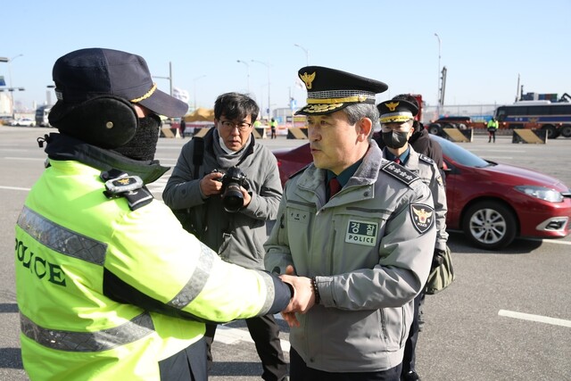 윤희근 경찰청장은 30일 인천시 연수구 인천 신항 선광신컨테이너터미널을 찾아 상황을 점검하고 근무 중인 기동대원들을 격려했다. 경찰청 제공