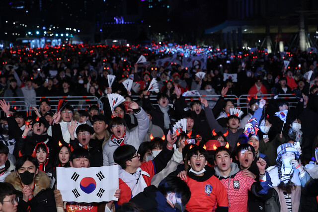 2022 카타르월드컵 16강 한국과 브라질의 경기가 열린 6일 새벽 서울 종로구 광화문 광장에 붉은악마들이 응원하고 있다. 연합뉴스