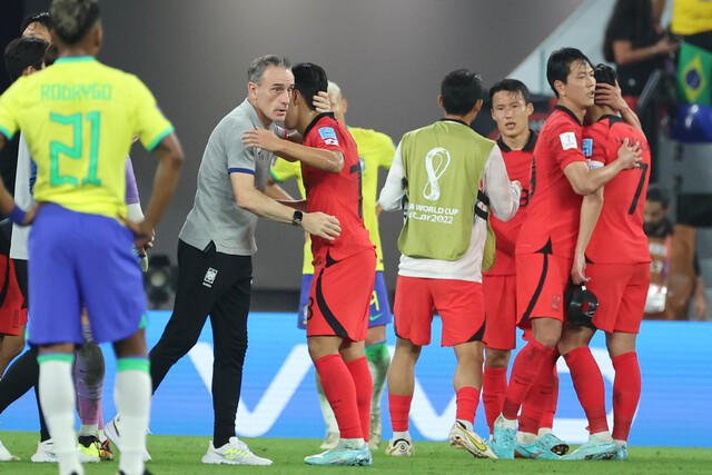 파울루 벤트 축구대표팀 감독이 6일(한국시각) 카타르 도하 974스타디움에서 열린 2022 카타르월드컵 16강전에서 대표팀이 브라질에 1-4로 패한 뒤 이강인 선수를 안아주고 있다. 도하/연합뉴스