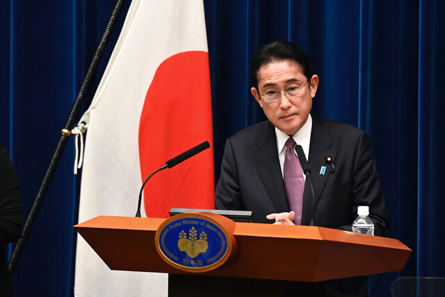 기시다 후미오 일본 총리가 16일 ’적 기지 반격 능력’을 명시한 국가안보전략을 각의(국무회의)에서 통과시킨 뒤 도쿄 총리 관저에서 기자회견을 하고 있다. 도쿄/연합뉴스