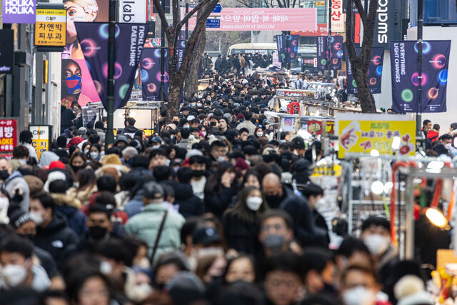 2022년의 마지막 날인 31일 오후 서울 중구 명동 거리가 송년 인파로 가득 차 있다. 연합뉴스