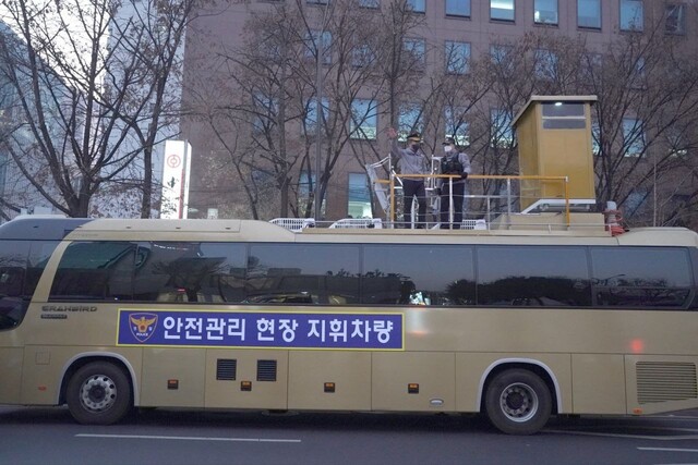 윤희근 경찰청장이 제야의종 행사에 앞서 현장지휘차량 지붕 위에서 종각역 사거리를 점검하고 있다. 행사 땐 종로경찰서장이 운집상황을 직접 조망하면서 현장을 관리했다. 경찰청 제공