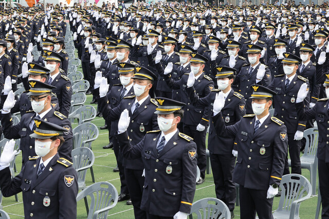 지난해 8월 충청북도 충주 중앙경찰학교 대운동장에서 열린 중앙경찰학교 310기 졸업식에서 졸업생들이 선서를 하고 있다. 대통령실사진기자단