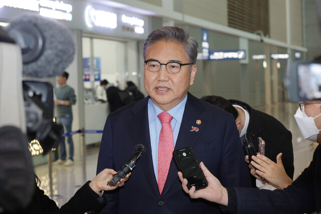 박진 외교부 장관이 1일 오전 인천국제공항을 통해 미국으로 출국하기 전 취재진의 질문에 답하고 있다. 연합뉴스