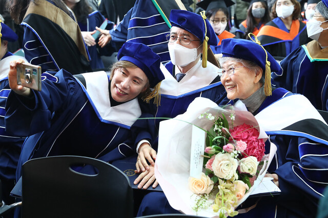 성공회대학교 일반대학원 사회학과에서 박사 과정을 마치며 국내 최고령 박사인 이상숙(92)씨가 16일 서울 구로구 성공회대학교 정보과학관에서 열린 2022학년도 전기 학위수여식에서 같이 박사학위를 받은 사람들과 사진을 찍고 있다. 김혜윤 기자 unique@hani.co.kr