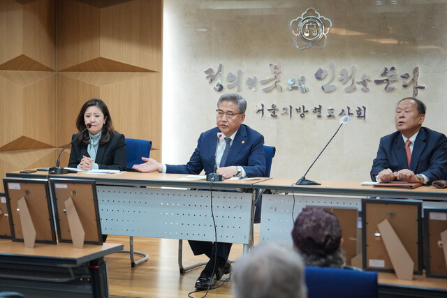 박진 외교부 장관(가운데)이 지난달 28일 서울 서초구 변호사회관에서 강제동원 피해자 유족과 면담을 했다. 왼쪽부터 서민정 외교부 아시아태평양국장, 박 장관, 심규선 일제강제동원피해자지원재단 이사장. 외교부 제공