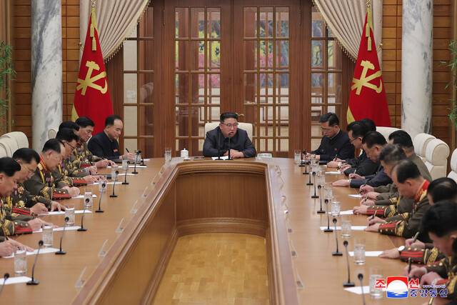 북한이 김정은 노동당 총비서 겸 중앙군사위원회 위원장 주재로 당 중앙군사위 8기5차 확대회의를 열어 '전쟁 억제력'의 공세적 활용을 위한 조치들을 논의·결정했다고 &lt;조선중앙통신&gt;이 12일 보도했다. 연합뉴스