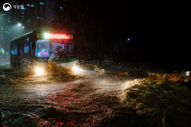 제40회 기상기후 사진·영상 공모전에서 동상을 수상한 윤성진씨의 ‘K-BUS’. 지난해 8월8일 경기도 광명시에서 폭우로 침수된 도로 위를 달리는 버스를 촬영했다. 기상청 제공