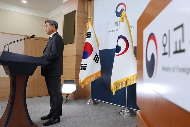 임수석 외교부 대변인이 28일 오후 서울 종로구 외교부에서 일본 정부의 초등학교 교과서 검정 결과 발표와 관련한 질문에 답하고 있다. 연합뉴스