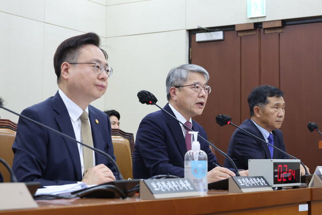 29일 국회 연금개혁특별위원회 전체회의에 참석한 조규홍 보건복지부 장관(왼쪽), 김용하(가운데)·김연명(오른쪽) 민간자문위원회 공동위원장. 연합뉴스