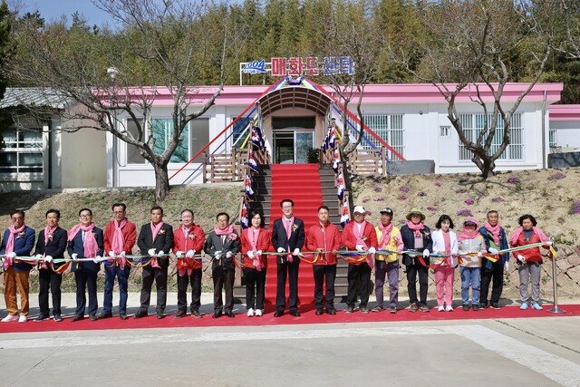 3일 전남 신안군 압해읍 매화도에 있는 매화분교에서 매화도센터 개청식이 열리고 있다.신안군 제공