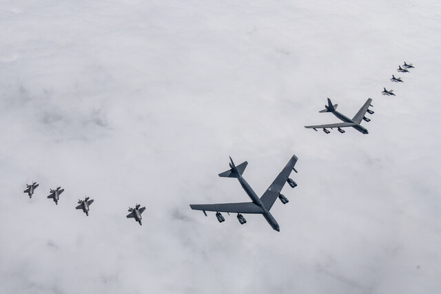 한국과 미국 공군이 14일 한반도 상공에서 한국 F-35A 전투기와 미국 B-52H 전략폭격기(가운데 항공기), F-16 전투기가 참여한 가운데 연합공중훈련을 실시하고 있다. 국방부 제공