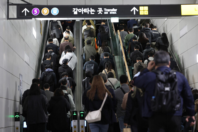 14일 오전 김포도시철도(김포골드라인) 김포공항역에서 승객들이 이동하고 있다. 연합뉴스