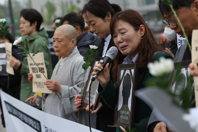 안상미 미추홀구 전세사기 피해자 대책위원회 위원장(오른쪽 둘째)이 18일 오전 서울 용산구 대통령집무실 앞에서 열린 전세사기·깡통전세 문제 해결을 위한 시민사회대책위원회 출범 기자회견에서 피해자들을 향해 죽지 말아달라 호소하고 있다. 백소아 기자 thanks@hani.co.kr