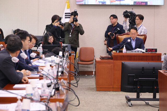 26일 오후 국회에서 열린 법제사법위원회 전체회의에서 김도읍 위원장이 회의를 주재하고 있다. 연합뉴스