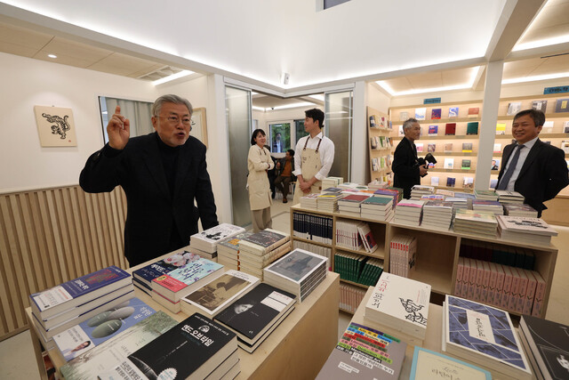 문재인 전 대통령이 4월25일 오후 경남 양산시 하북면 평산마을 ‘평산책방’에서 현판식을 마친 뒤 책방 직원들과 이야기를 나누고 있다.백소아 기자 thanks@hani.co.kr