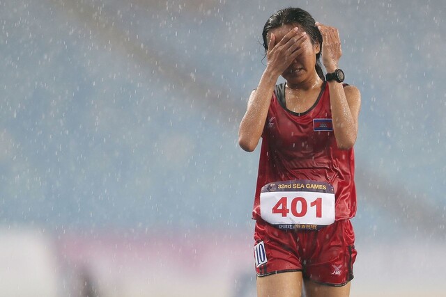 지난 8일(현지시각) 캄보디아 프놈펜에서 열린 제32회 동남아시아경기대회 여자 5000m 결승전에 뛰고 있는 보우 삼낭. AFP 연합뉴스