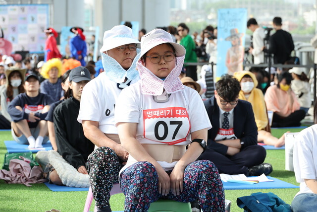 21일 오후 서울 잠수교에서 열린 2023 한강 멍때리기 대회에서 참가자들이 멍한 상태를 유지하려고 애쓰고 있다. 맨 앞은 충북 진천에서 올라온 부녀 참가자. 연합뉴스