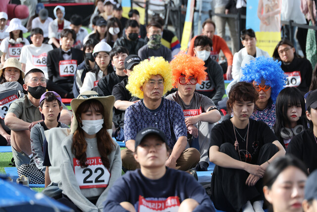 21일 오후 서울 잠수교에서 열린 2023 한강 멍때리기 대회에서 참가자들이 멍한 상태를 유지하려고 애쓰고 있다. 연합뉴스