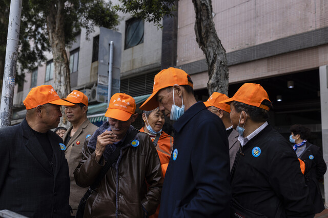 지난 3월31일 중국 본토에서 온 저예산 패키지 관광객들이 홍콩의 한 식당 앞에 서 있는 모습. AP 연합뉴스