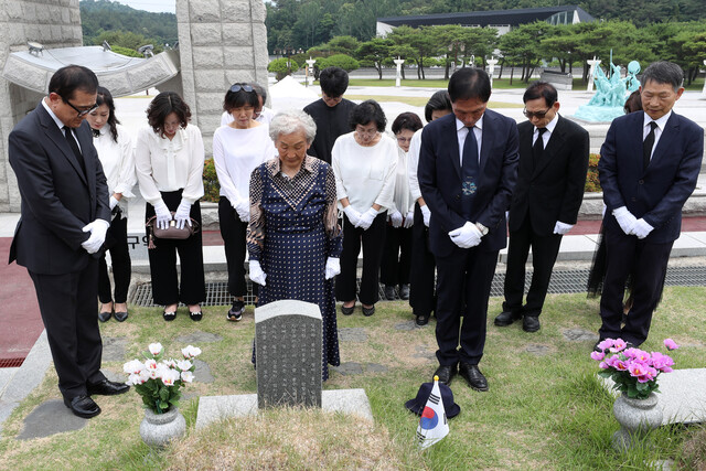 17일 오후 광주 북구 운정동 국립 5·18민주묘지에서 아마빌레 윈드 오케스트라 단원들이 열사 묘소를 참배하고 있다. 연합뉴스