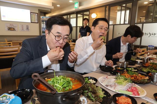 국회 교육위원회 소속인 국민의힘 서병수 의원, 이태규 의원, 조경태 의원(왼쪽부터)이 4일 오후 일본 후쿠시마 오염수 방류 문제로 상권이 침체된 서울 동작구 노량진수산시장을 방문해 오찬으로 회를 먹고 있다. 연합뉴스