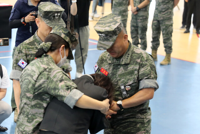 경북 예천 실종자 수색에 투입됐다가 숨진 고 채 상병 분향소가 마련된 포항 해병대 1사단 내 김대식관에서 채 상병의 어머니가 김계환 해병대 사령관(오른쪽)과 얘기하던 중 오열하고 있다. 연합뉴스