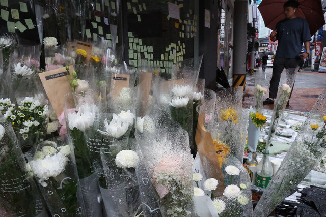 23일 오전 서울 관악구 신림동 무차별 살인 사건 현장에 시민들이 희생자를 추모하는 마음을 담아 놓고 간 꽃과 메시지들이 쌓여 있다. 백소아 기자 thanks@hani.co.kr