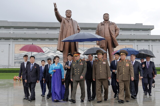 한국전쟁 정전 70주년에 평양을 방문한 세르게이 쇼이구 러시아 국방장관이 이끄는 러시아 군사대표단이 27일 평양 만수대 김일성, 김정일 동상에 헌화하고 있다. 평양/타스 연합뉴스