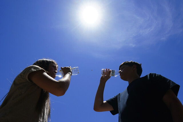 지난달 31일(현지시각) 미국 애리조나주 피닉스는 약 40℃를 넘는 고온을 기록했다. AP 연합뉴스